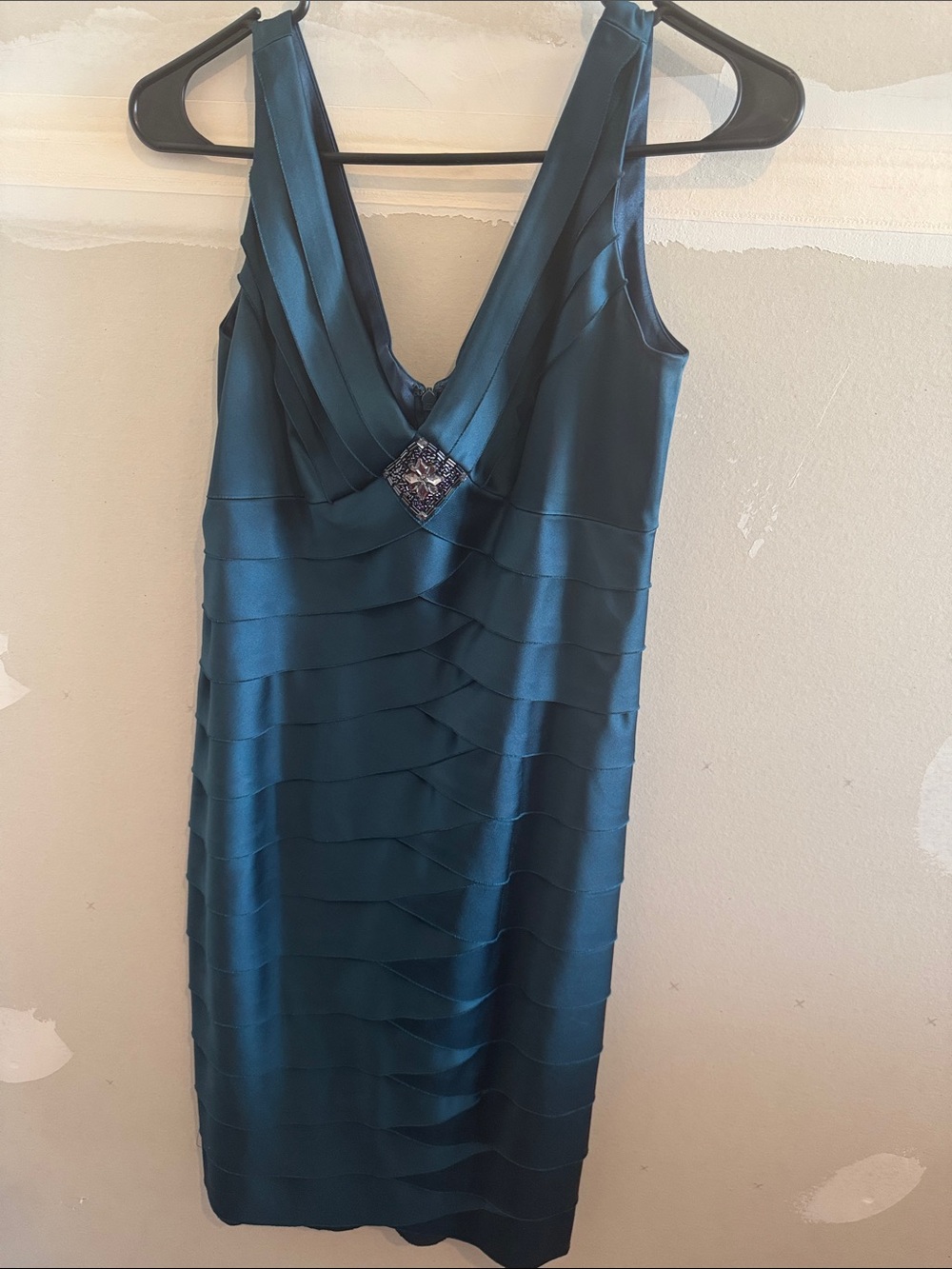 Jones New York Teal V-Neck Tiered Satin Midi Dress with Decorative Brooch